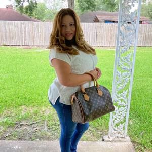 Meet your Posher, Yanira